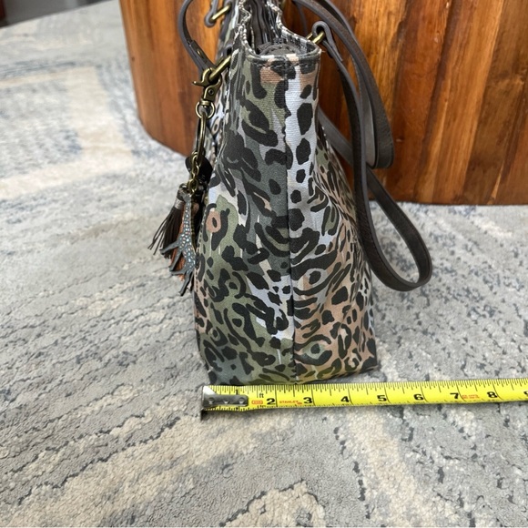 Sakroots Metro Tote Purse Coated Canvas Handbag Giraffe Charm Canvas Blue Desert - Picture 5 of 10